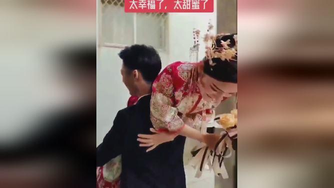 姨太太有了情郎，“哈儿师长”不罚反赏：认干儿、赠大洋、送洞房